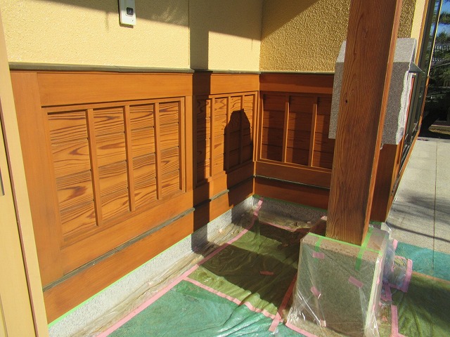 南アルプス市の和邸宅の数寄屋門(門扉)・玄関柱等をキシラデコール＃102ピニーで塗装